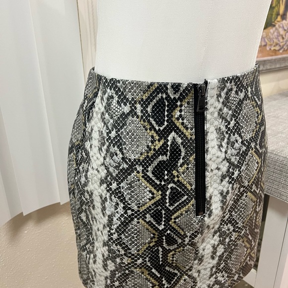 AQUA MINI SKIRT SIZE SMALL . Like new - Picture 2 of 16